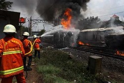 Aroma Bensin Menyengat di Lokasi KRL vs Truk Tangki