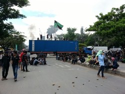 Demo Hari Antikorupsi, Mahasiswa Makassar Bakar Pos Polisi