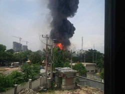 Dahsyatnya Api dari Truk Tangki BBM, Warung PKL dan Pohon Menghitam