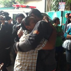 Peluk dan Tangisan Lega Agustina Saat Dijemput Keponakannya