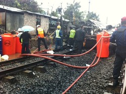 Petugas Pindahkan Muatan Tangki BBM yang Terbakar, Warga Malah Merokok