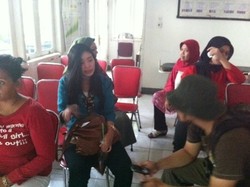 Korban Shock Dikumpulkan di Sekretariat RW, Menunggu Jemputan Keluarga