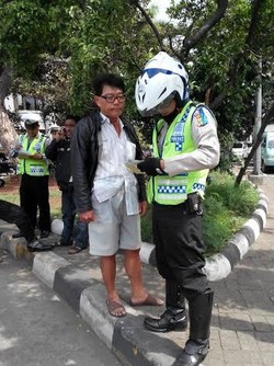  Penerobos Busway Ini Coba Ajak 86 kepada 3 Polisi 
