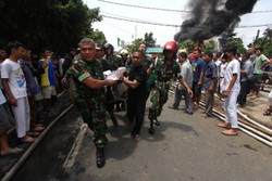  TNI Ikut Evakuasi Korban Kecelakaan Truk Tangki vs Kereta di Bintaro
