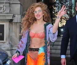 Lady Gaga Tampil dengan Underwear ala Koboi di London