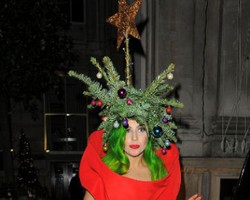 Lady Gaga Pasang Pohon Natal di Kepala 