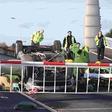 Wuih! Mobil Wanita Ini Lompati Jembatan Angkat dan Mendarat Selamat