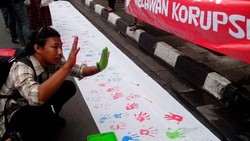 Peringati Hari Antikorupsi, Massa Gelar Aksi Gerakan Sejuta Tanda Tangan