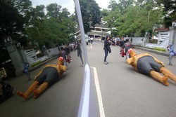 Hari Antikorupsi, Boneka Raksasa Digantung di Alun-alun Purwokerto