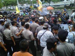 Mahasiswa Bentrok dengan Polisi Saat akan Bakar Foto SBY-Boediono