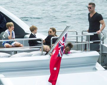 Foto: Jolie-Pitt Liburan Keluarga Naik Kapal Hantu di Australia