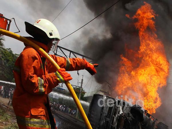 Kobaran Api Tabrakan KRL Vs Truk
