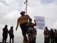 Boneka Koruptor Digantung di Alun-Alun Purwokerto