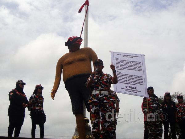 Boneka Koruptor Digantung di Alun-Alun Purwokerto