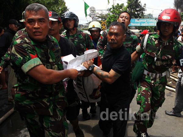 Korban KRL Vs Truk Tangki Dievakuasi