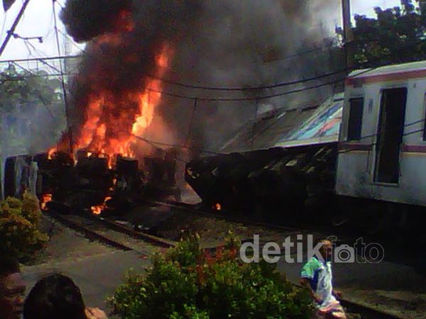 KRL Hantam Truk Tangki di Bintaro