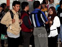Penumpang KRL Terlantar di Stasiun Palmerah