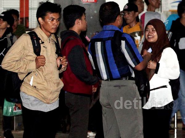 Penumpang KRL Terlantar di Stasiun Palmerah