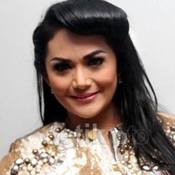 Krisdayanti Beli Album Pertamanya Sendiri di Aquarius Mahakam