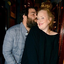 Mesranya Adele dan Pacar Nonton Konser Lady Gaga di Inggris