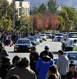 Ratusan Fans dan Mobil Sport Berkumpul di Lokasi Meninggalnya Paul Walker