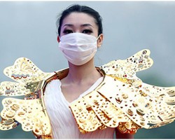 Takut Polusi, Model China Pakai Masker di Fashion Show