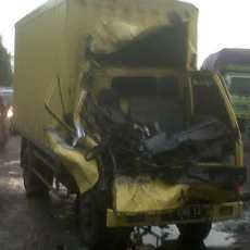 Tabrak Truk di Depannya, Pengemudi Truk Boks Tewas