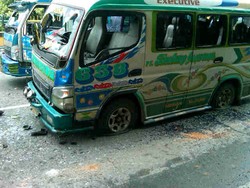 Bus Rombongan Pendemo Hancur Diserang Massa