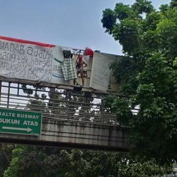 Aneh-aneh Saja! Orang ini Demo Bugil di Halte Dukuh Atas