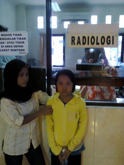 Tolong! Tukang Becak di Bekasi ini Butuh Biaya untuk Obati Sakit Anaknya