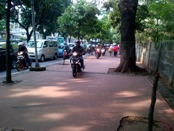 Aduh Pak Jokowi, Pemotor Jajah Trotoar di Sudirman