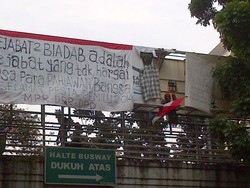 Pria ini Aksi Bugil di Halte Dukuh Atas, Orang Kantoran Cuek