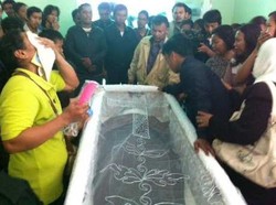 Tangis Keluarga Pecah Saat Natali Dibawa ke Rumah Duka