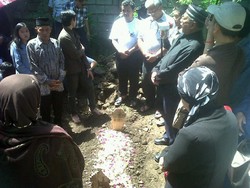 Betty Korban KRL Vs Truk BBM Dimakamkan, Diiringi Isak Tangis Keluarga