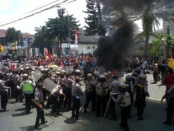 Mahasiswa Bentrok dengan Polisi di Tasikmalaya, Wakapolresta Terluka