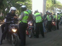 Gelar Operasi, Polwan Setop Pemotor di Jembatan Genit