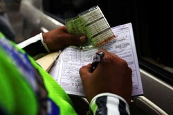 Pemobil Lawan Arus, Nekat Tabrak Polantas dan Motor Patroli