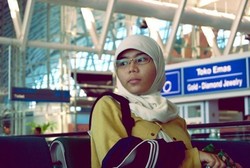 Menunggu Bus Metro Mini Layak di Jakarta