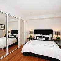 Buat Kamar Anda Lega dengan Cermin dan Lampu