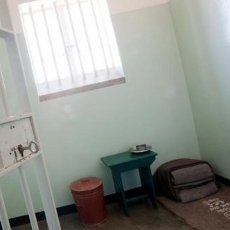Penghormatan Terakhir, Lilin Dinyalakan di Sel Penjara Mandela