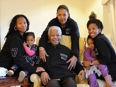 Saat-saat Terakhir Mandela Dihabiskan Bersama Anak dan Cucunya