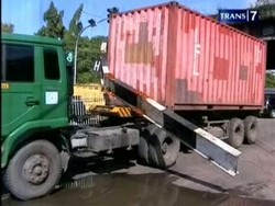 Nekat, Kontainer Tersangkut Portal KA