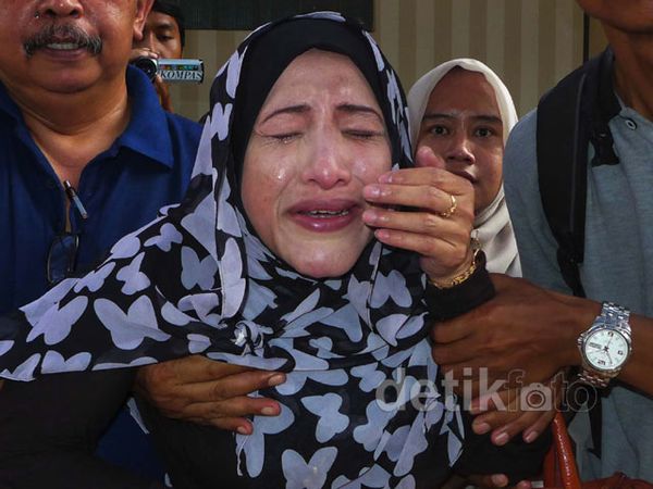 Isak Tangis Keluarga Korban Tabrakan KRL