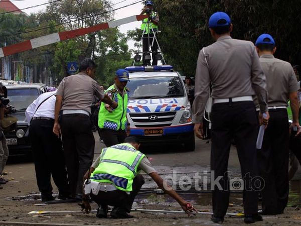 Olah TKP Kecelakaan KRL vs Truk BBM