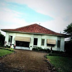 Replika Rumah Soekarno Bikinan Hanung Dijual ke Restauran Ayam Goreng