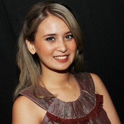 Lulus Kuliah, Ayushita Pakai Bulu Mata Palsu 7 Lapis