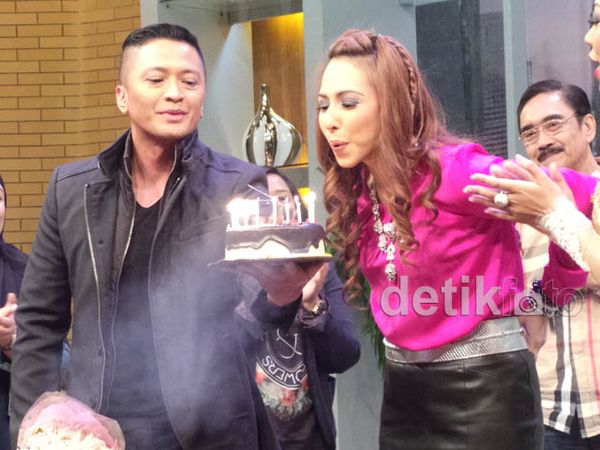 Ultah, Deswita Maharani Diberi Kejutan