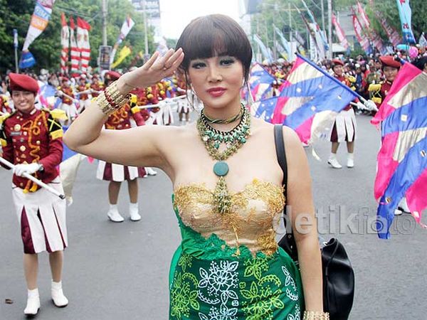Fifie Buntaran Seksi di Pawai Artis FFI 2013