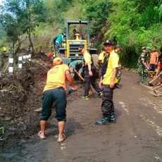 Diguyur Hujan Deras, Akses Jalan ke Bromo Longsor