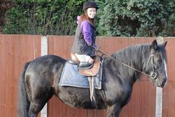 Kaki dan Tangan Direnggut Meningitis, Gadis Ini Tetap Hobi Berkuda